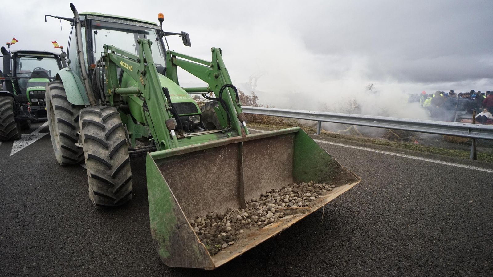 Galería | Paja, pallets, neumáticos y altavoces convierten la A-52 en el campamento base de la tractorada