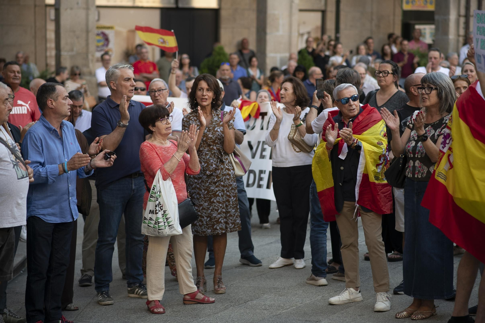 Vecinos y representantes políticos concentrados en la Praza Maior de Ourense frente al Concello durante la jornada de apoyo a Ceuta.