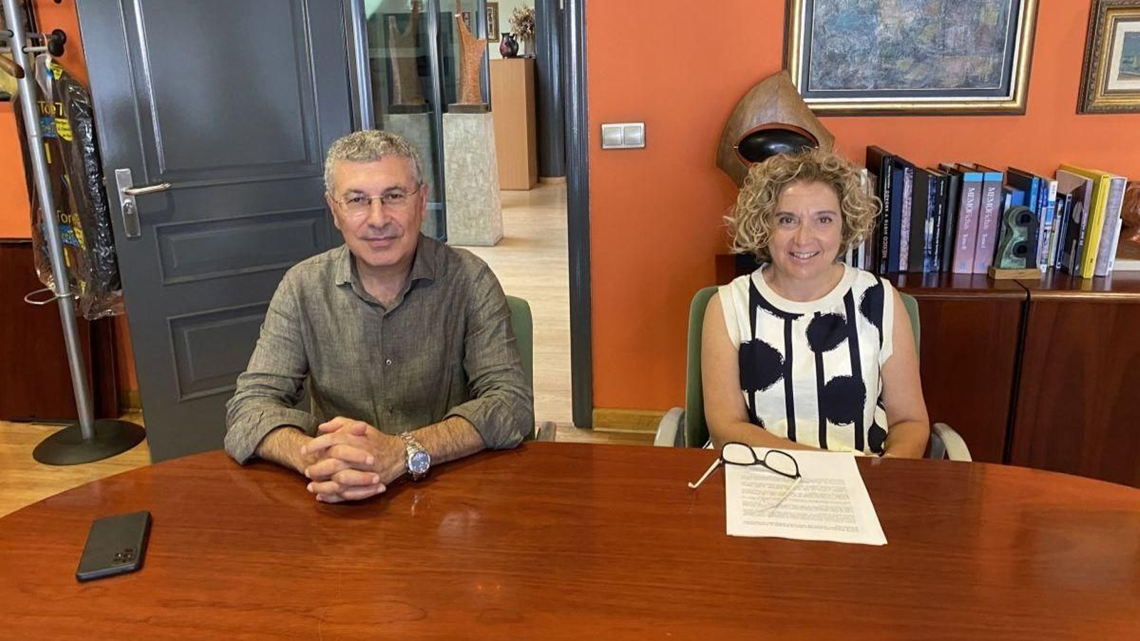 El alcalde de O Barco, Aurentino Alonso, junto a la edil de Cultura, Margarida Pizcueta