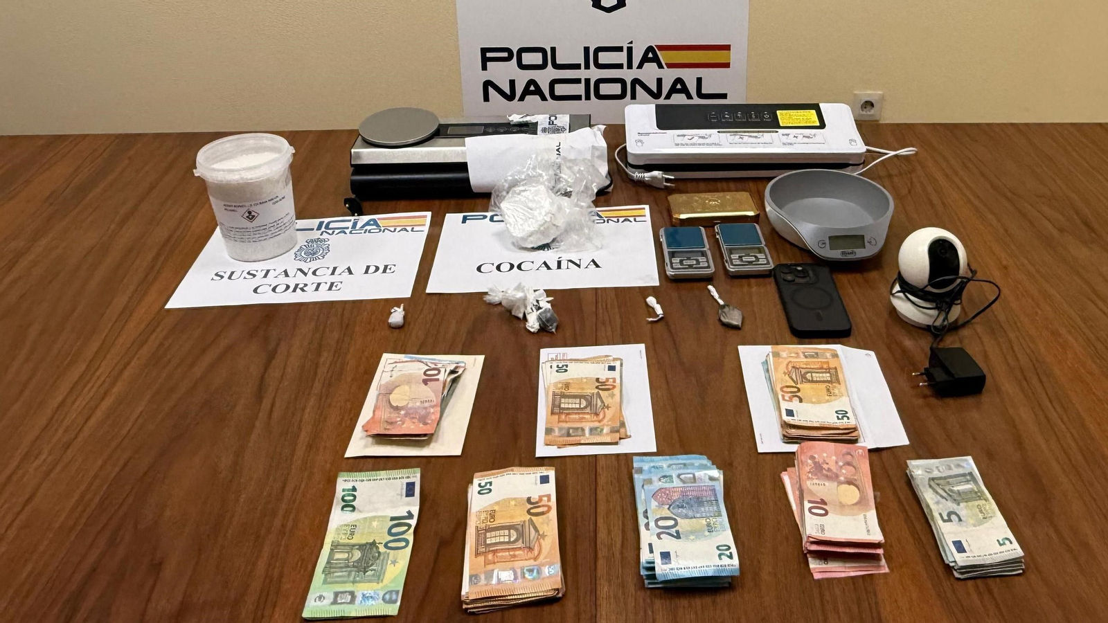 Las sustancias y otros objetos incautados durante los registros