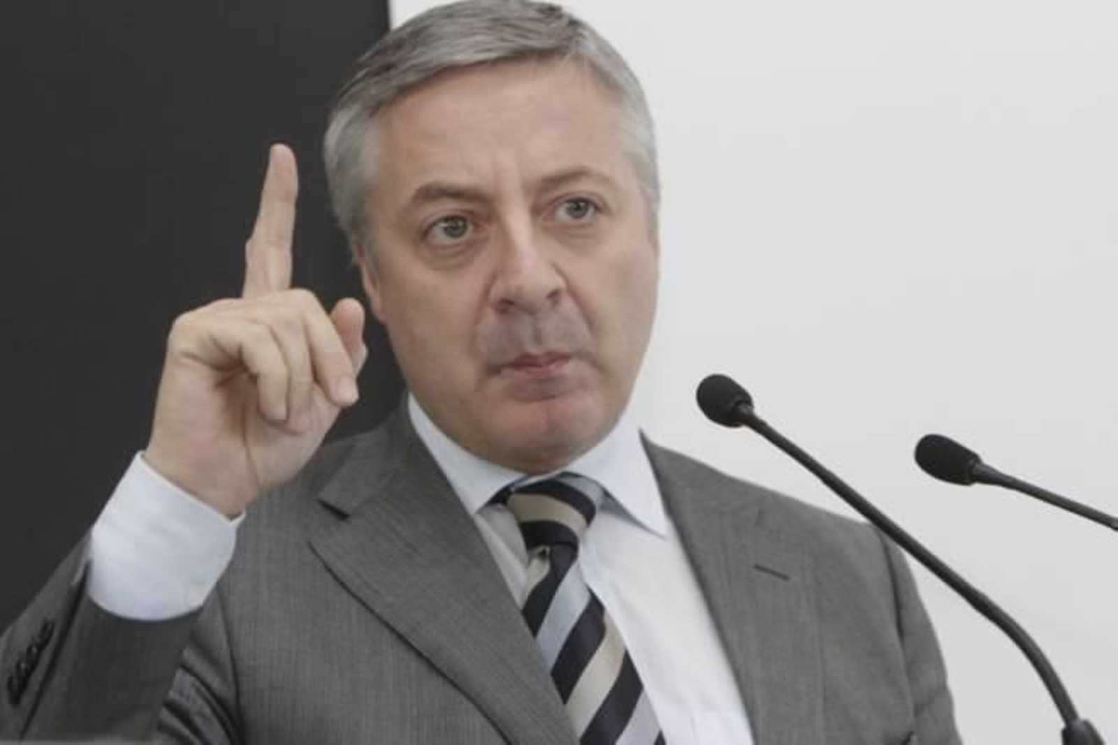 El ministro de Fomento, José Blanco en un momento de su intervención en el Foro 'Ourense, Nueva Velocidad' que organiza La Región