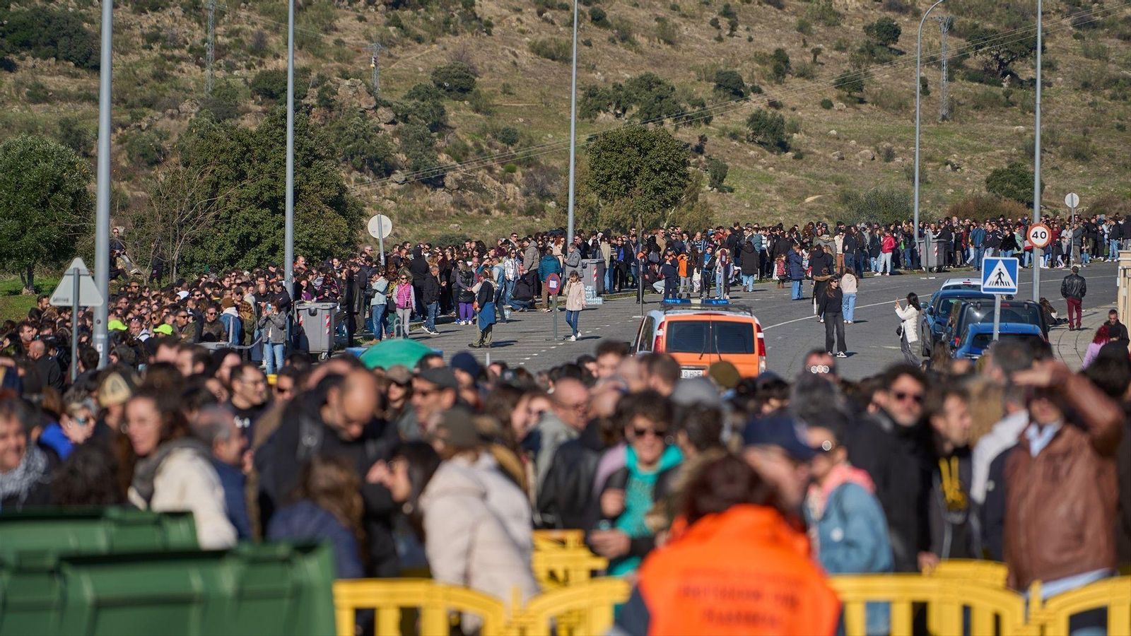 Miles de fans acuden a despedir a Robe.