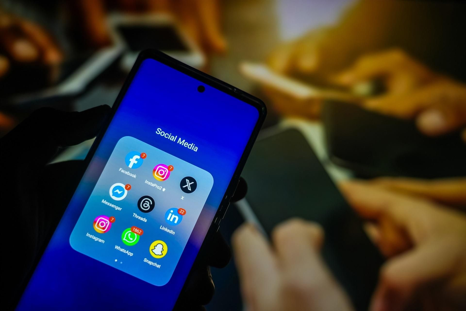 Un móvil con varias redes sociales instaladas.