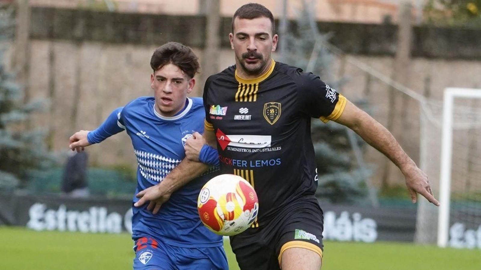El granpeñista Fontán pelea por un balón en una disputa ayer.