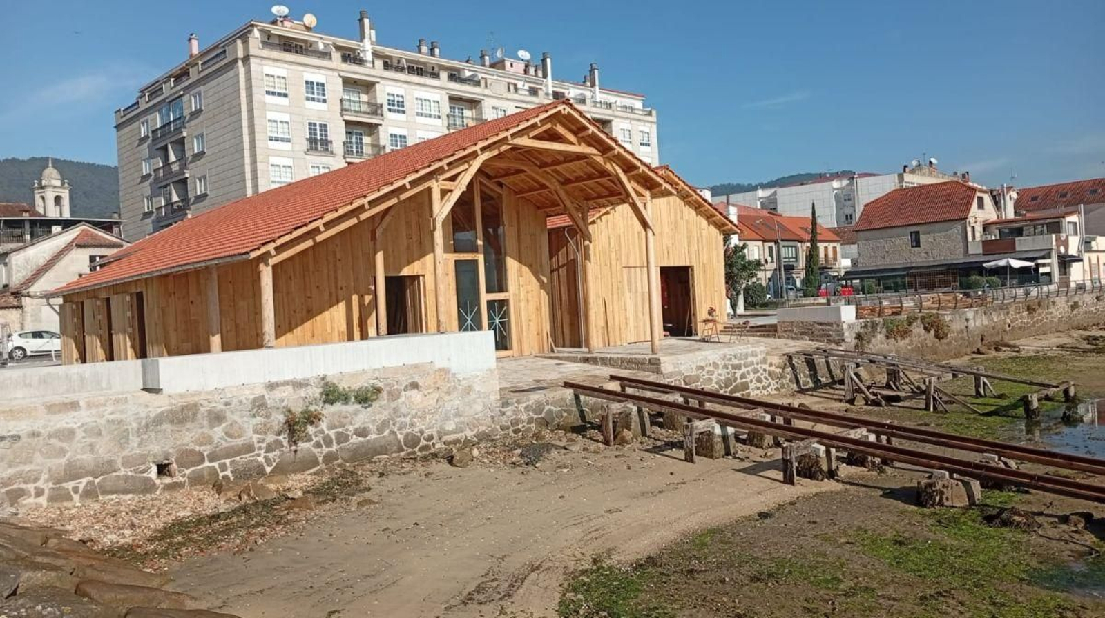 Exterior das capinterías de ribeira a piques de rematar.