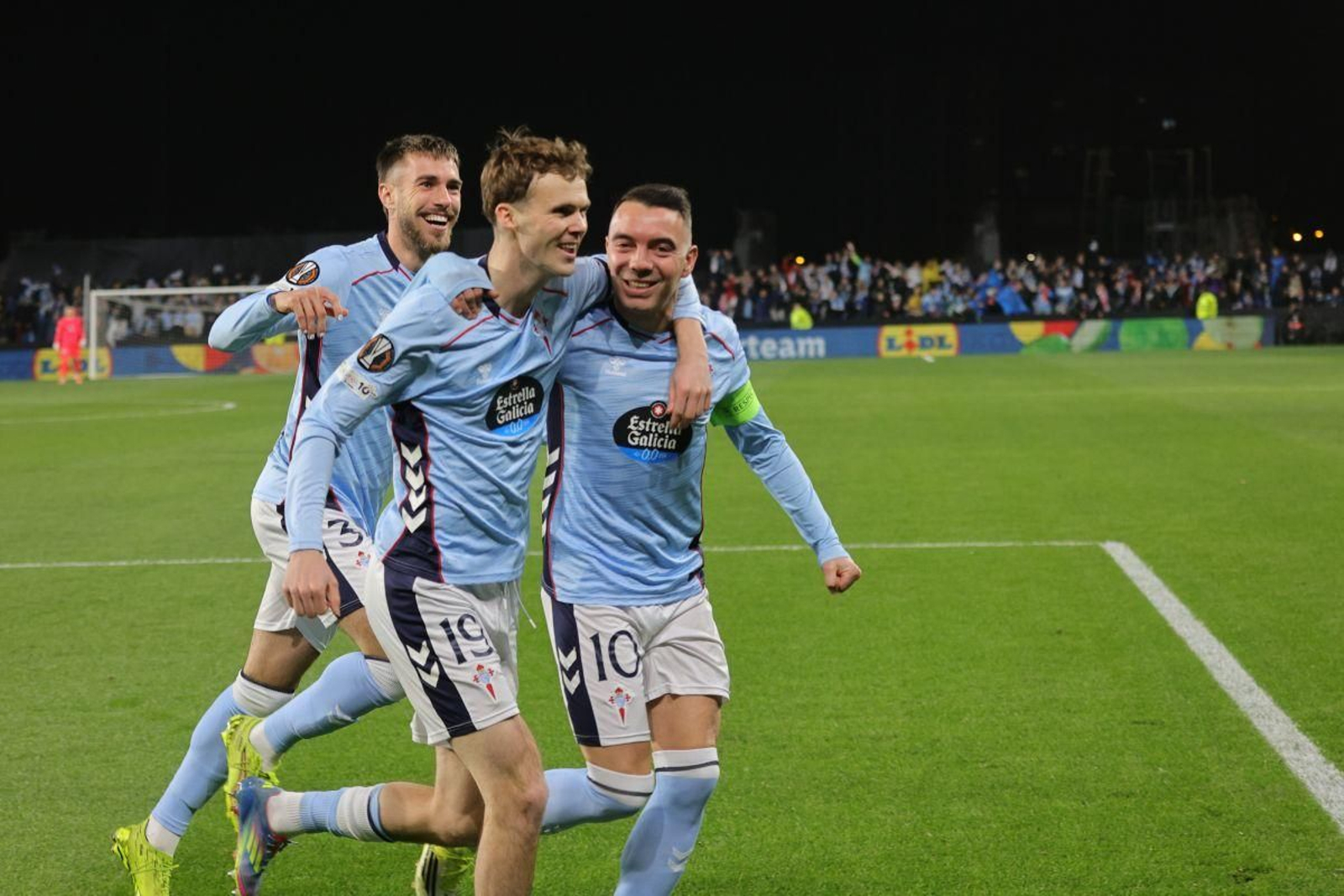 Iago Aspas festeja con Williot Swedberg y Óscar Mingueza su gol, logrado poco después del primer medio minuto de partido tras un error del Lille.