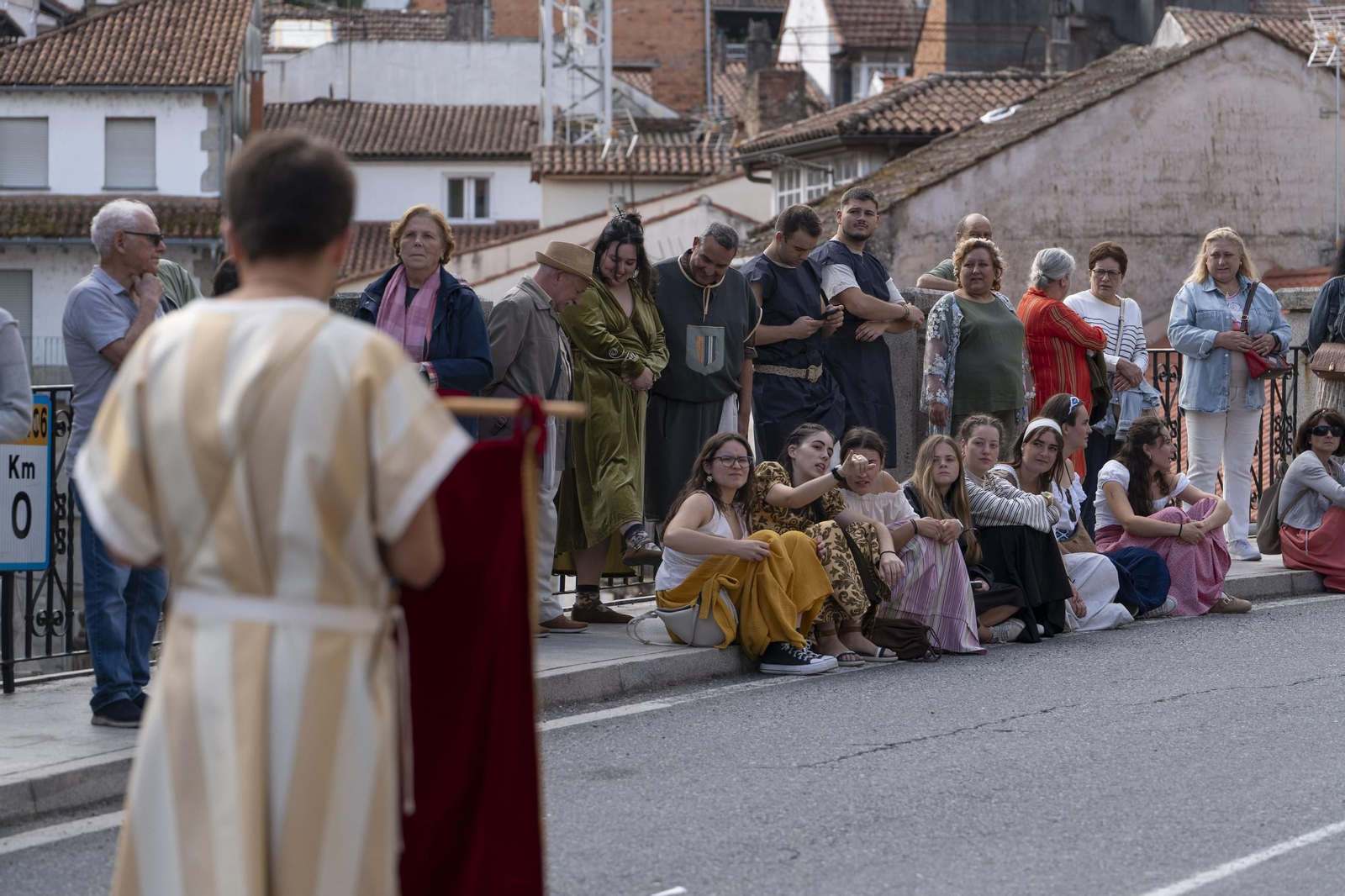 Galería | Reyes, clero, doncellas y caballeros desfilan por las calles de Ribadavia en la Festa da Istoria