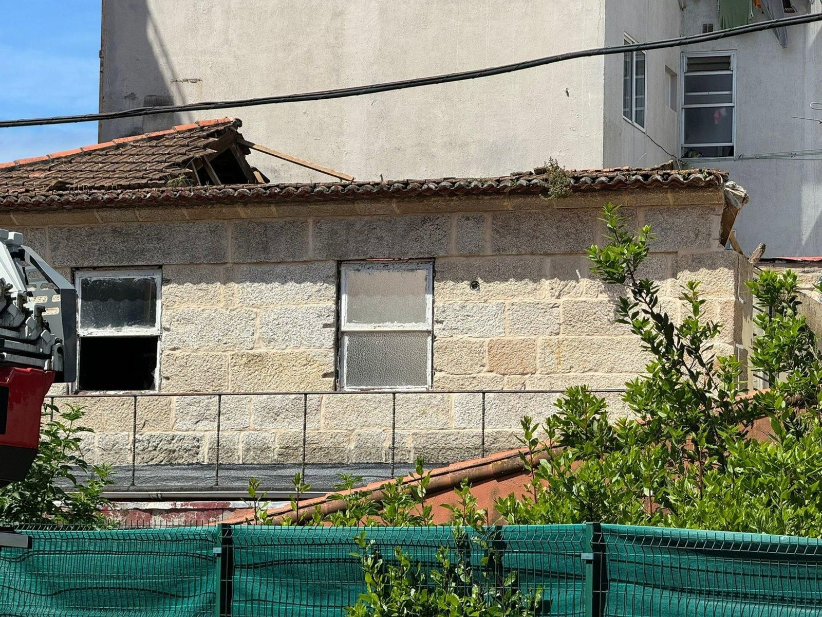 Vista exterior de la casa en la que estaba trabajando el bombero antes de caerle encima una pared.