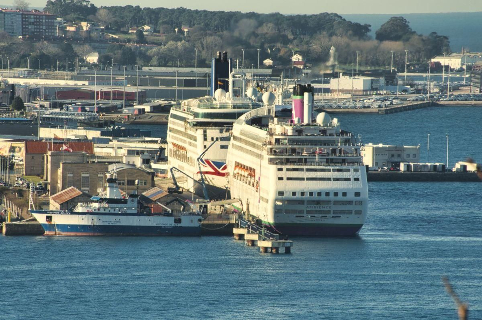 El “Ambience” y el “Aurora” pasaron la Nochebuena en el puerto vigués con pasajeros británicos, como es habitual. Una larga escala que coincidió con un día festivo donde se pudo ver miles de cruceristas ataviados de verano pese al día fotografiándose ante el montaje navideño.