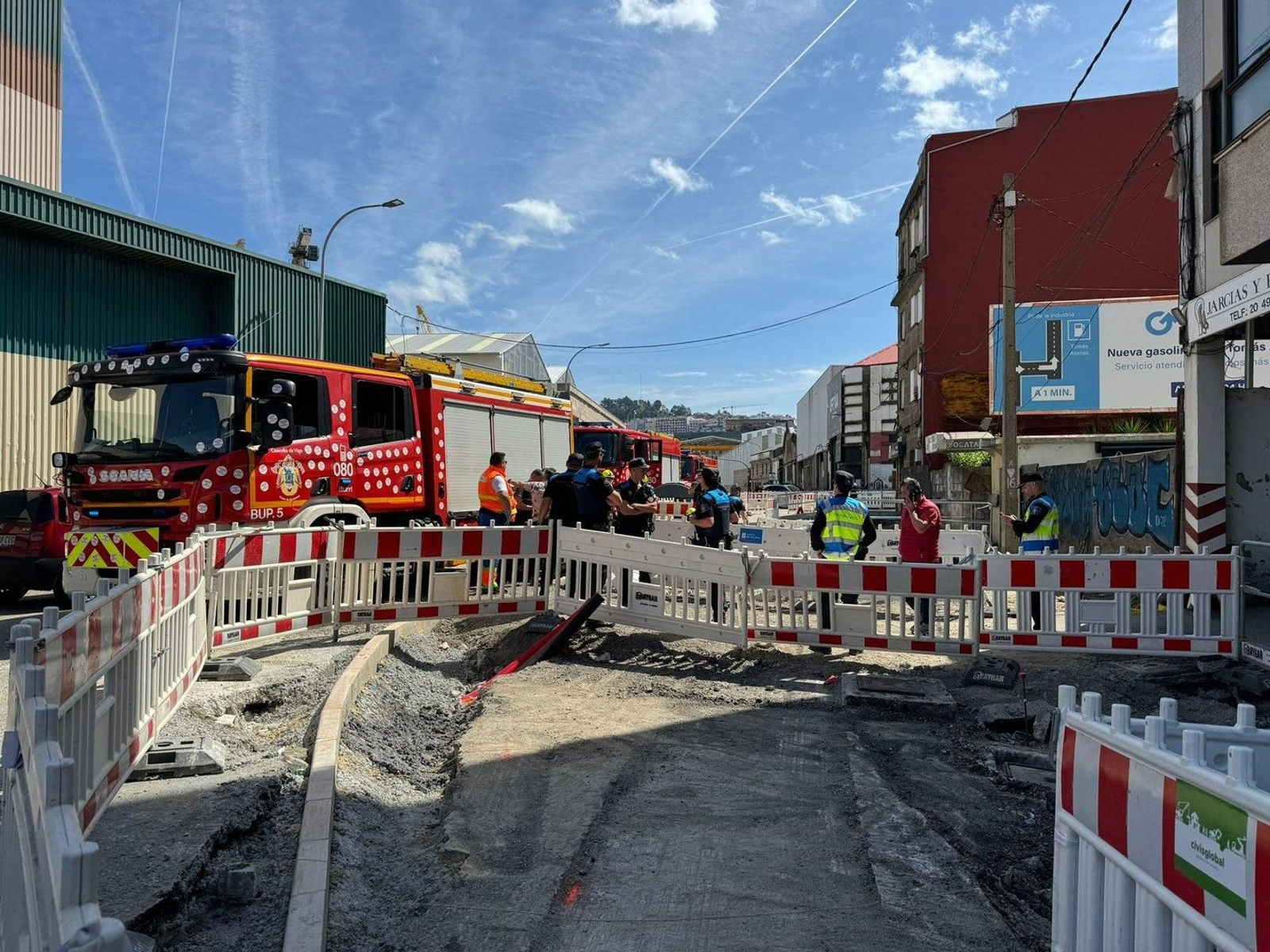 Bomberos y Policía Local en la zona del accidente.