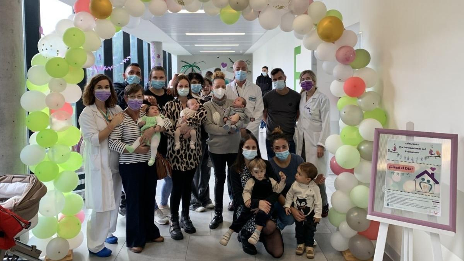 Los profesionales de Neonatología ayer con las familias de los bebés prematuros.