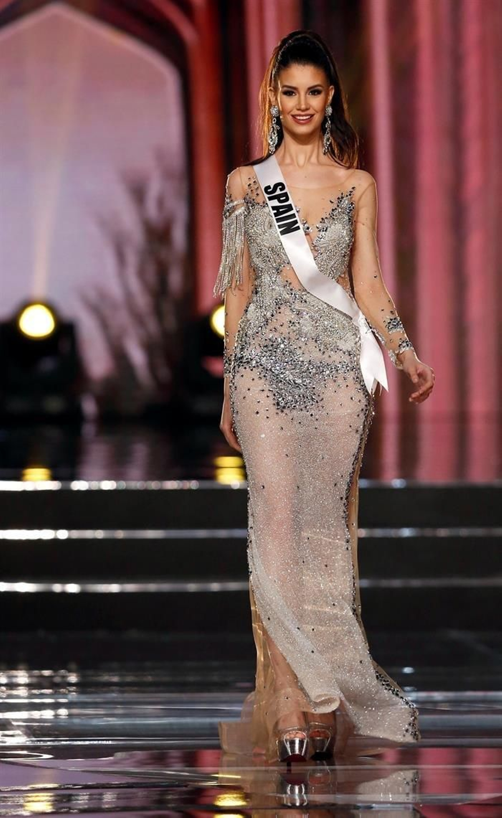 La candidata española a Miss Universo Noelia Freire posa con un vestido de noche
