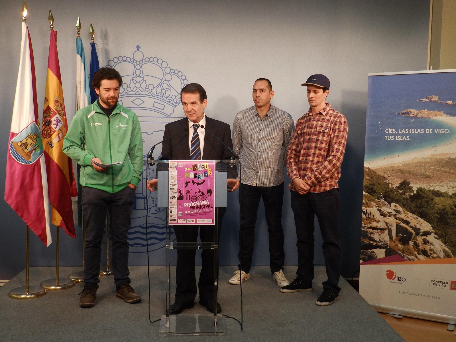 Caballero y miembros de A Golpe de Pedal, ayer en la rueda de prensa.