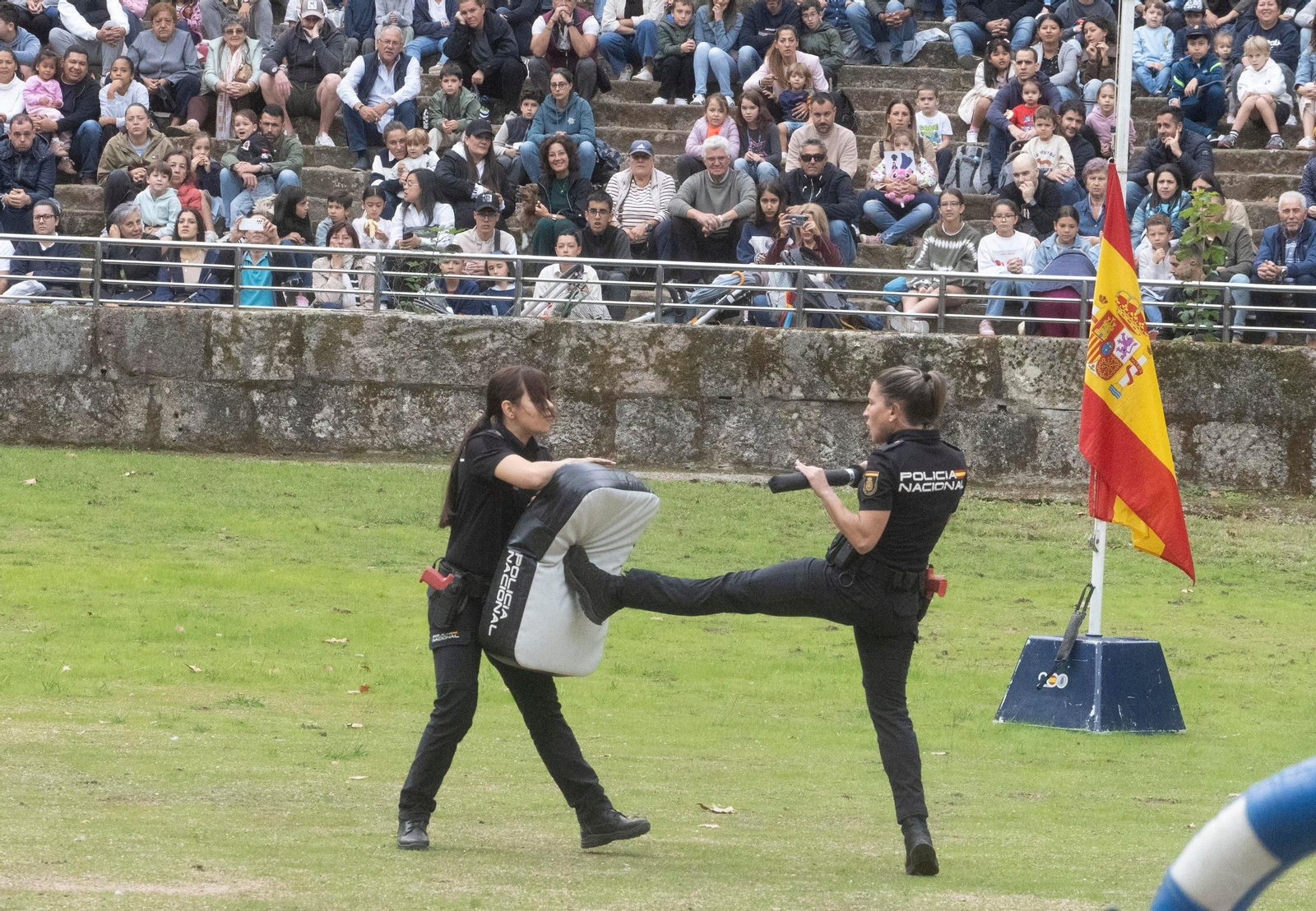 Exhibición de combate de la Policía Nacional en Castrelos
