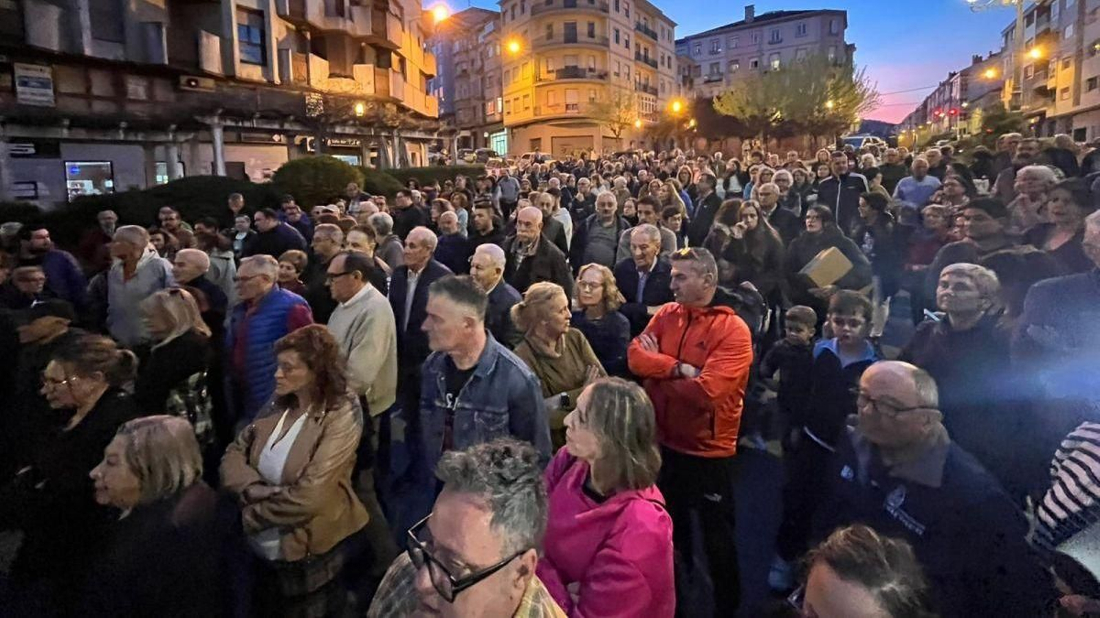 Concentración multitudinaria en la plaza del Couto celebrada en la tarde del lunes.