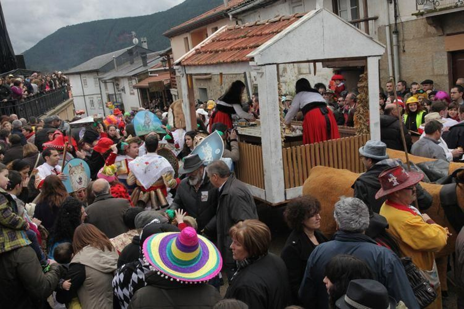 Laza recibe a los peliqueiros con bica y licor café