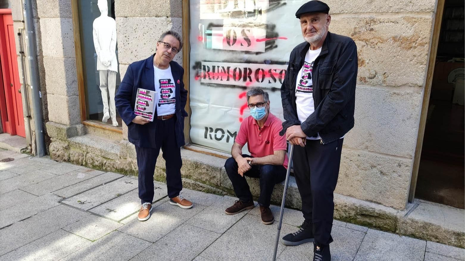 Antón Reixa (drta.), este verán , na presentación do libro de Rompente.