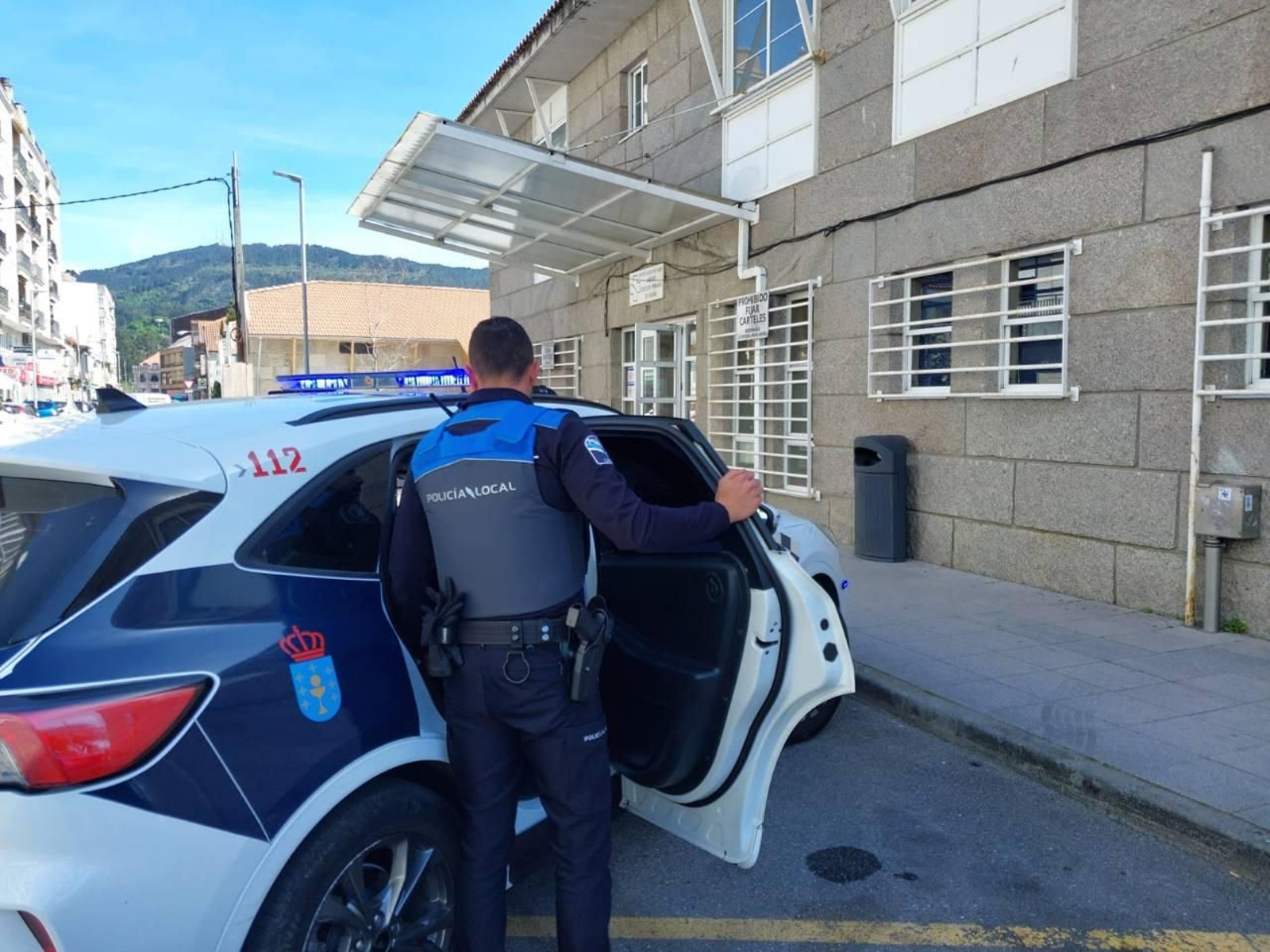 Policía Local a las puertas del centro de salud de Moaña trasladando a la víctima.