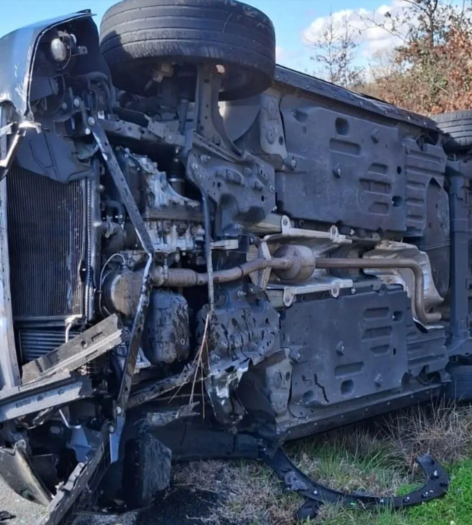 Otro aspecto del vehículo recortado.