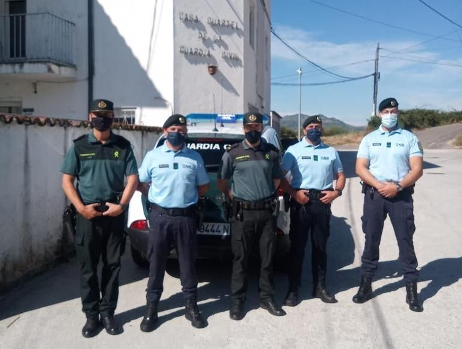 Tres de los agentes de la GNR con sus compañeros verineses. (Foto: cedida).