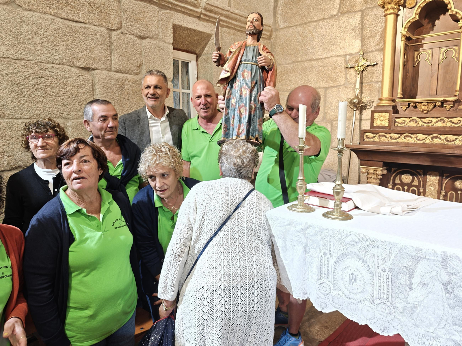 San Bartolomeu desafía a la lluvia para espantar los miedos