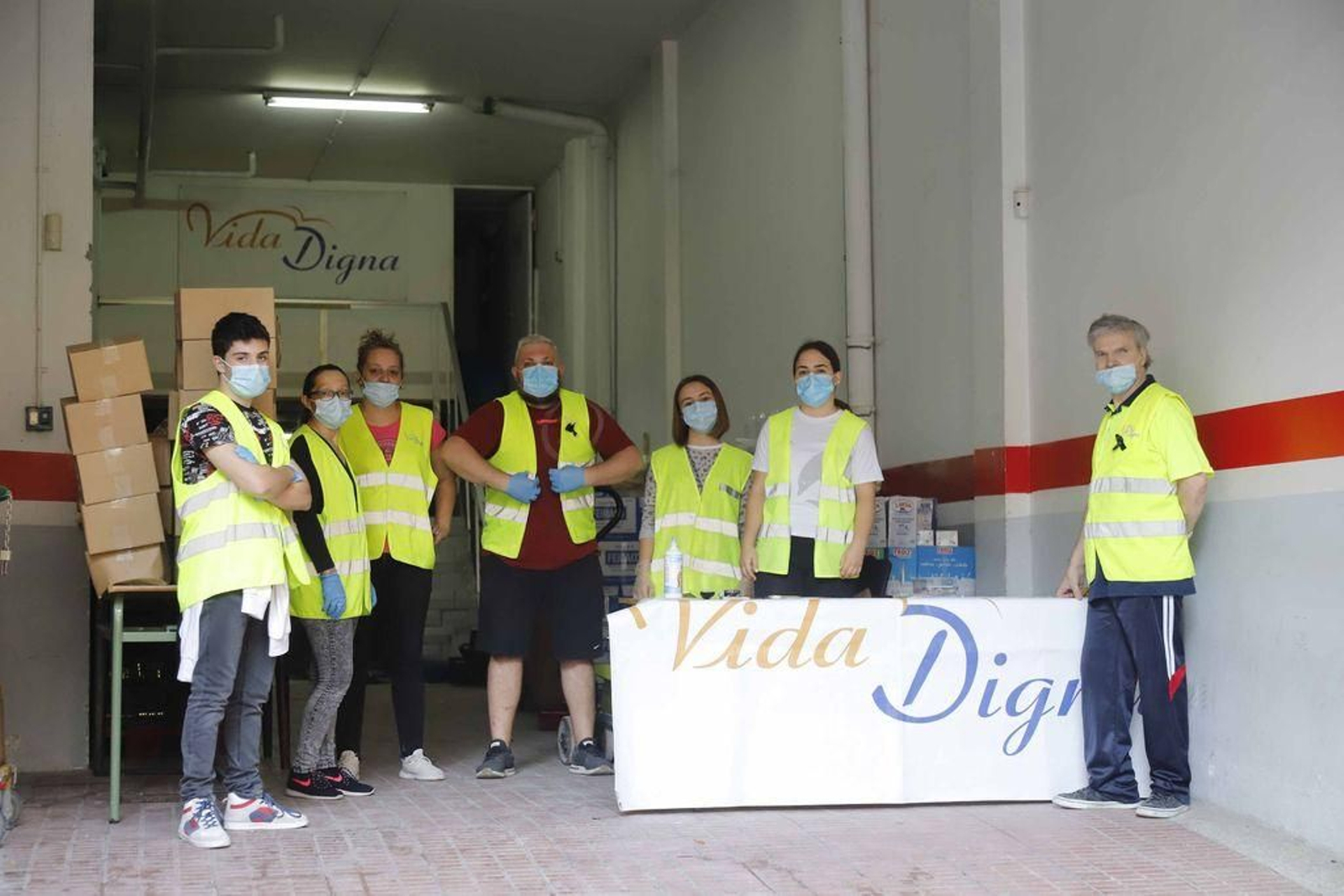 El equipo de voluntarios de Vida Digna reparte bolsas de alimentos todos los lunes por la mañana.