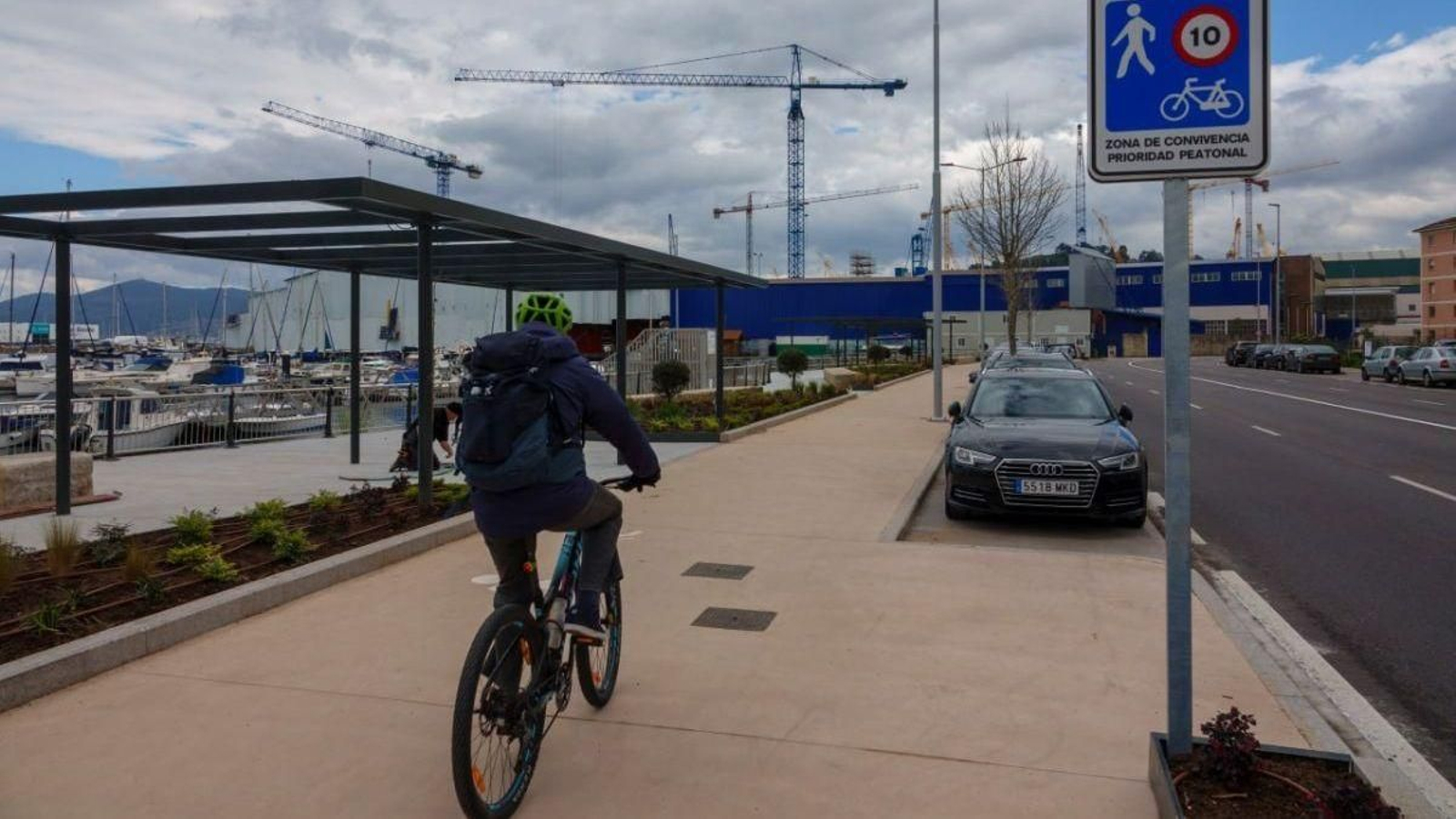 Un ciclista por la nueva zona peatonal en Beiramar, en la Curva de San Gregorio.
