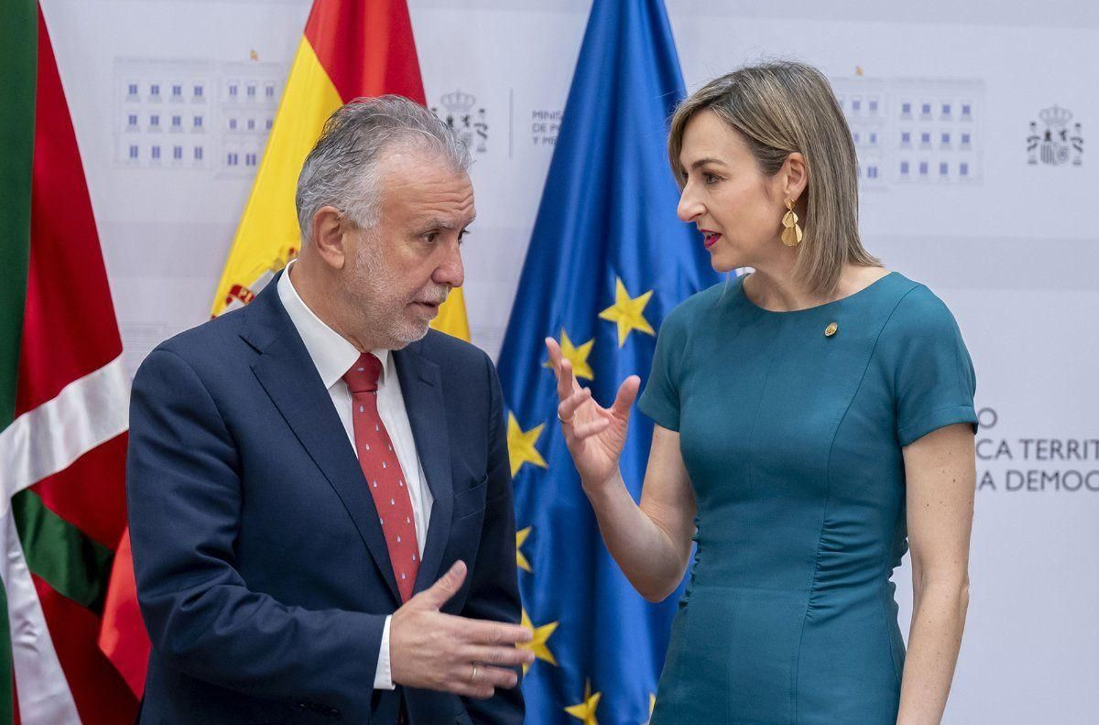 El ministro Víctor Torres, junto a la consejera de Autogobierno del Gobierno Vasco, Maria Ubarretxena.