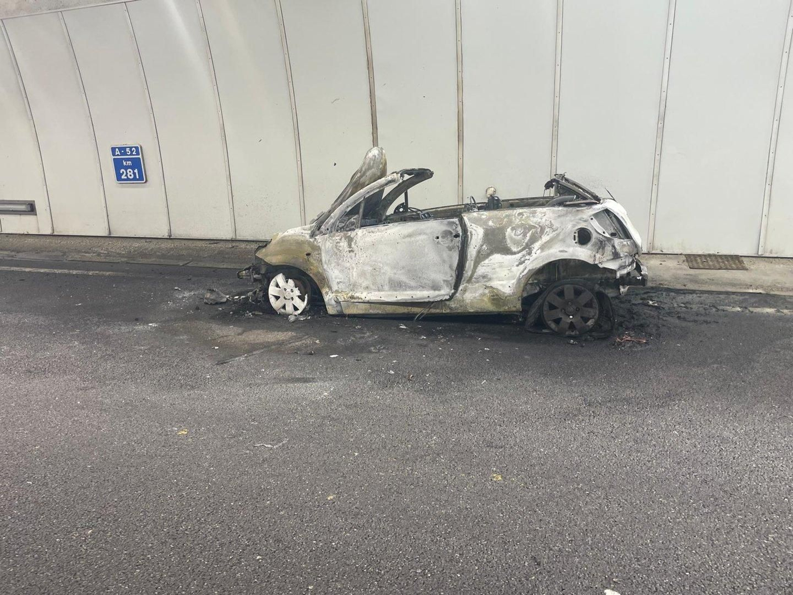 Estado en el que quedó el vehículo. Las llamas calcinaron completamente el coche,, especialmente la parte delantera del motor.