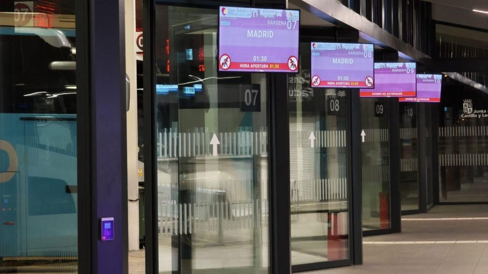 Panel con información de los buses a Madrid.