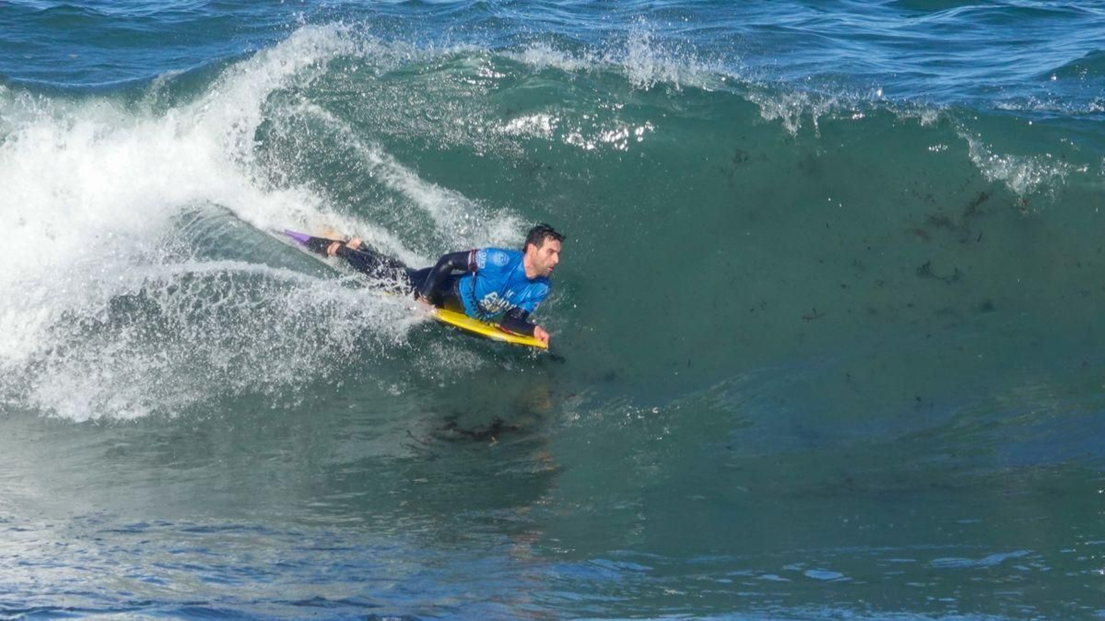 La mañana de ayer dejó sensacionales olas en la playa referencia del Val Miñor para el surf y el body.