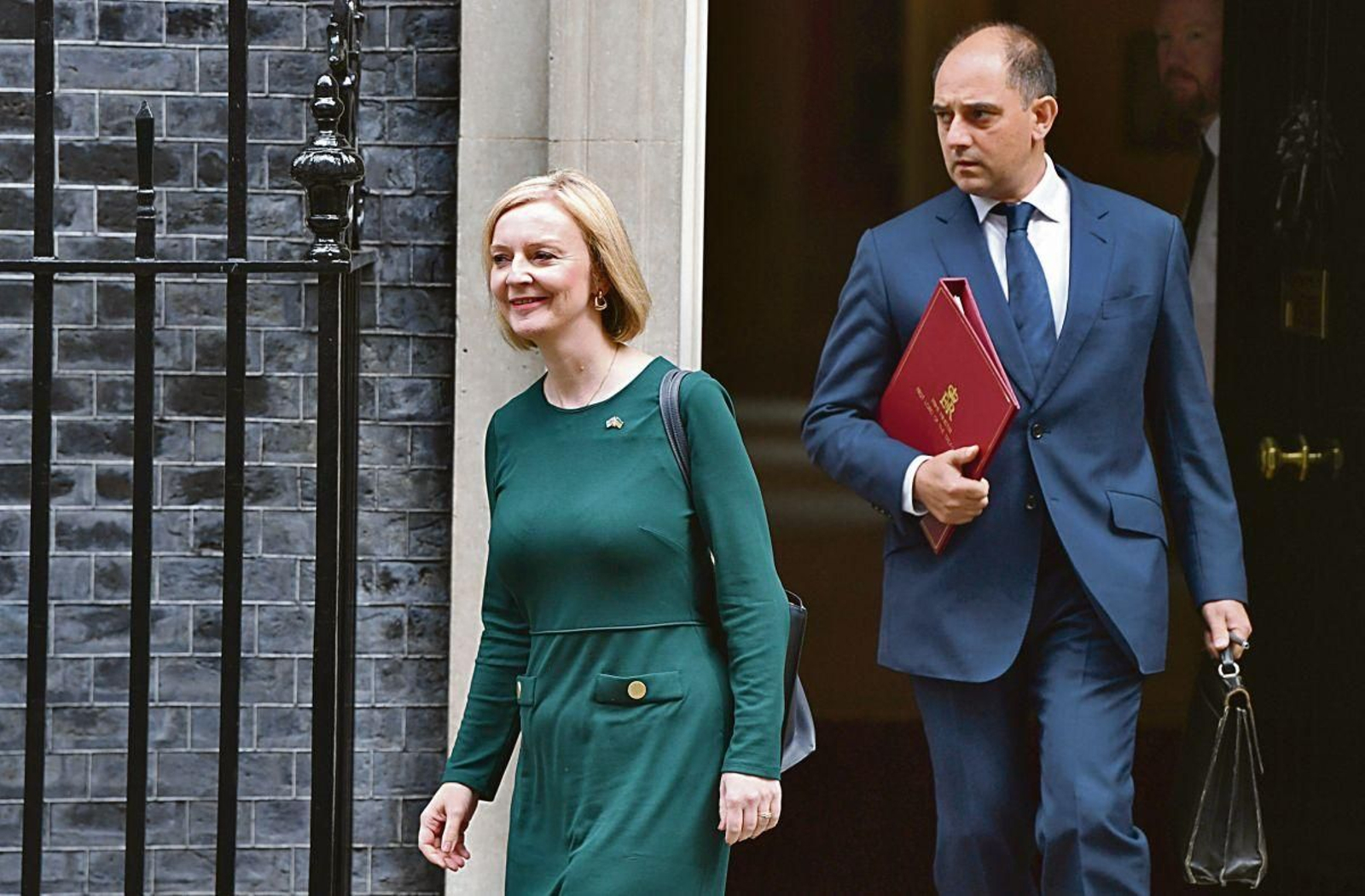 La primera ministra de Reino Undio, Liz Truss, sale de su residencia oficial en Downing Street.