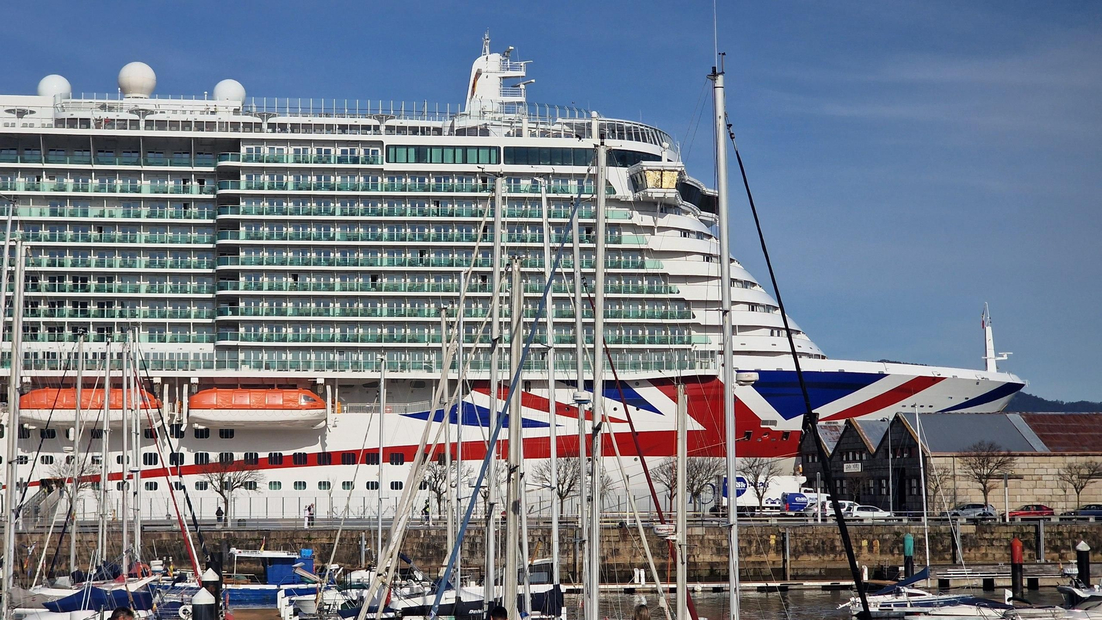 O Castro derrotó a Santiago: los 5.800 cruceristas del "Iona", en Vigo