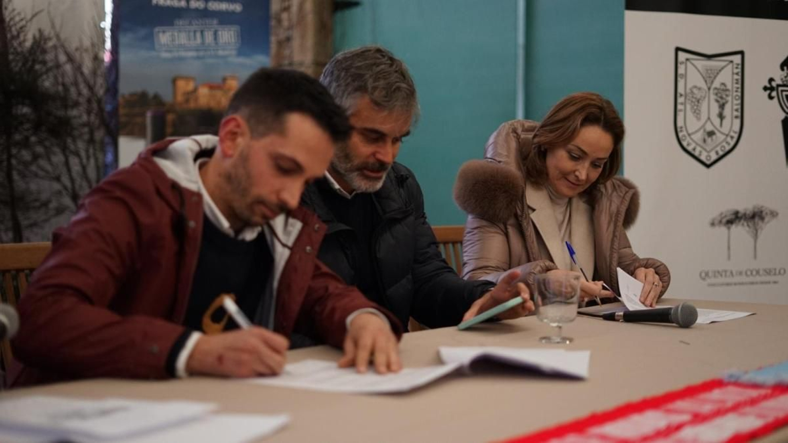 Andrés Senra y Marian Mouriño firmaron junto a Lalo García el convenio entre Celta y Novás el pasado sábado.