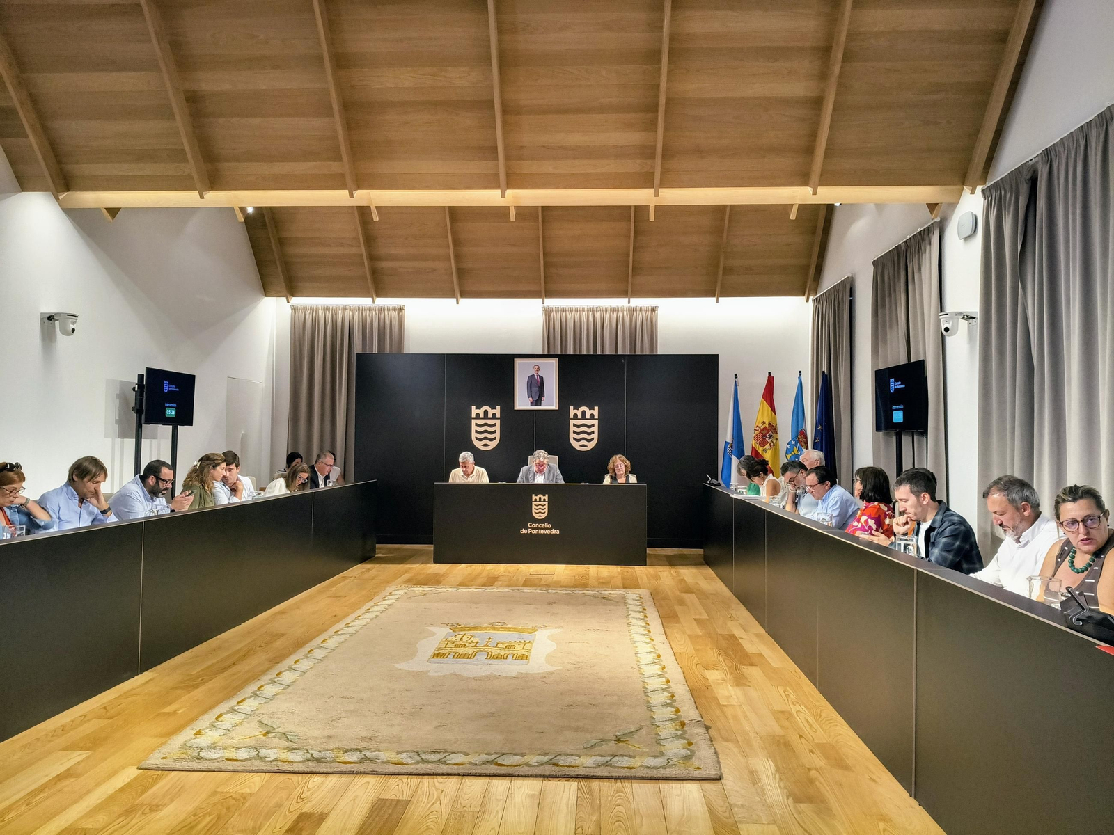 Los tres grupos políticos durante el debate plenario ordinario de este lunes.
