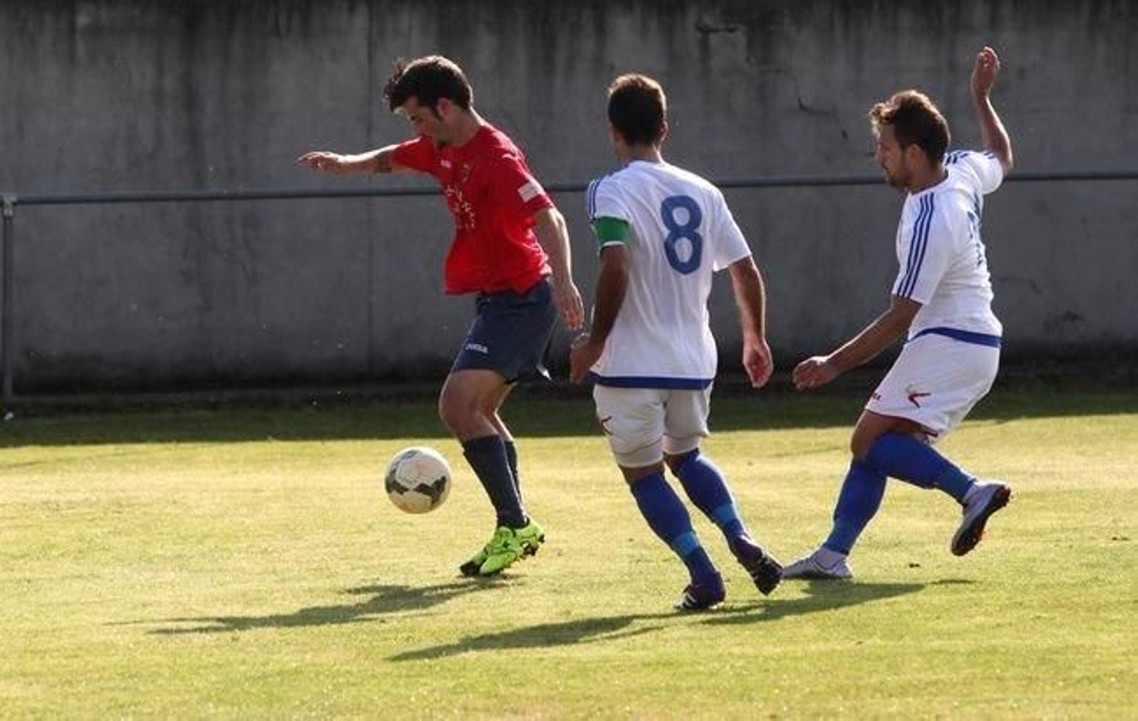 El jugador del Monterrey, Noel, controla una pelota ante dos rivales.