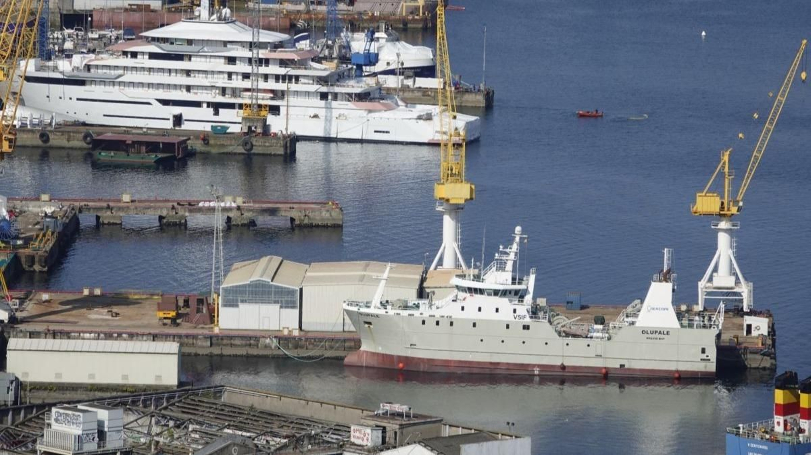 La industria naval y la marítima, resultan visibles en los muelles de Beiramar.