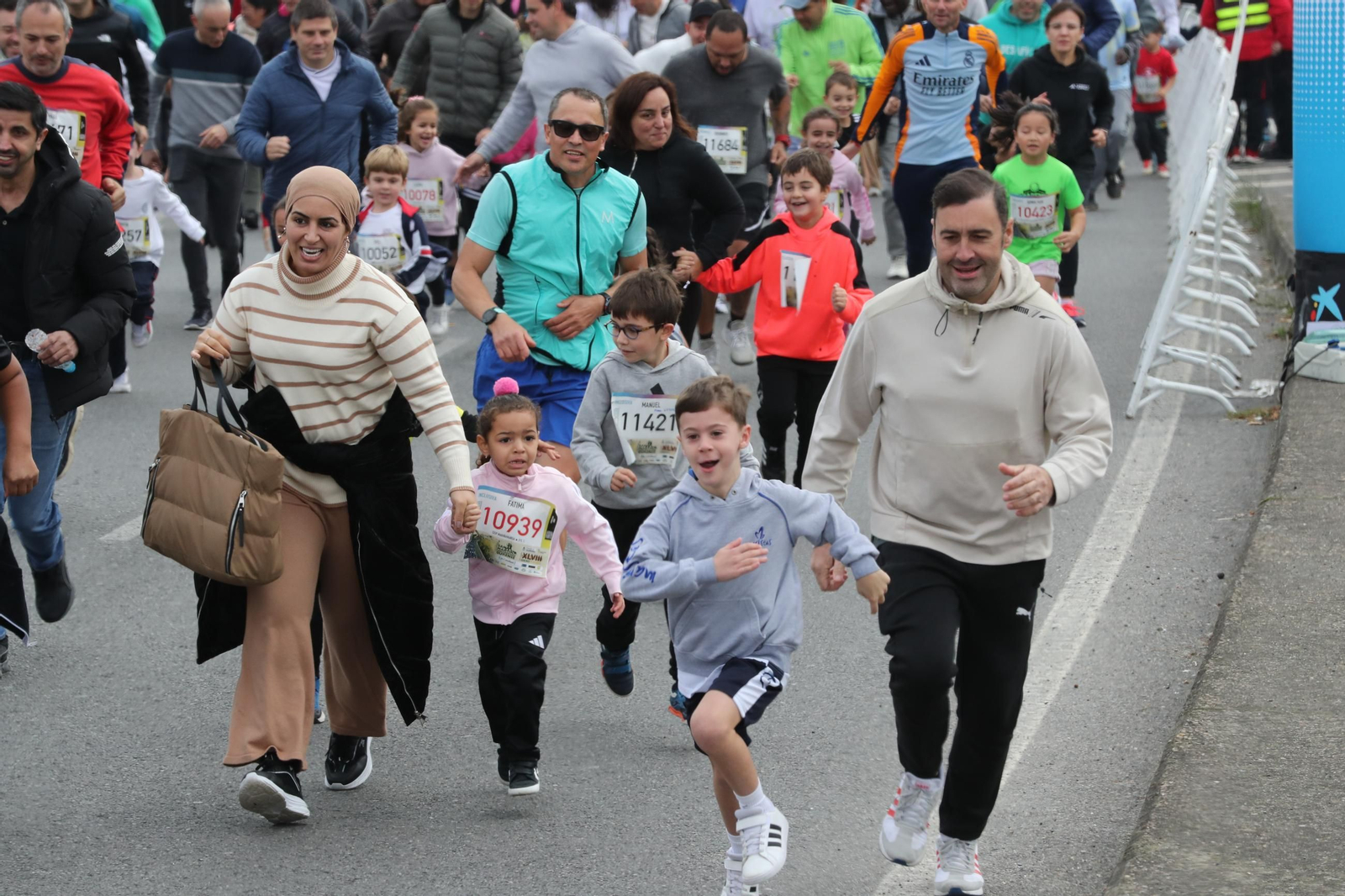 Galería |  Niños y jóvenes, también se divierten recorriendo Ourense durante la Carrera de San Martño