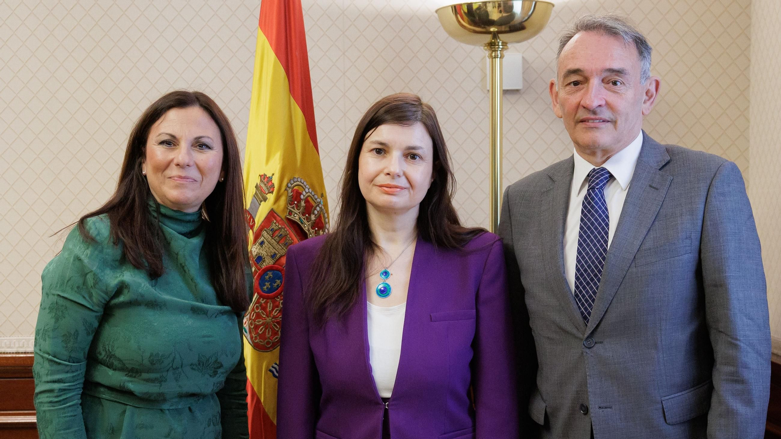 Violeta Alonso junto a los miembros de la Mesa de la Comisión de Exteriores