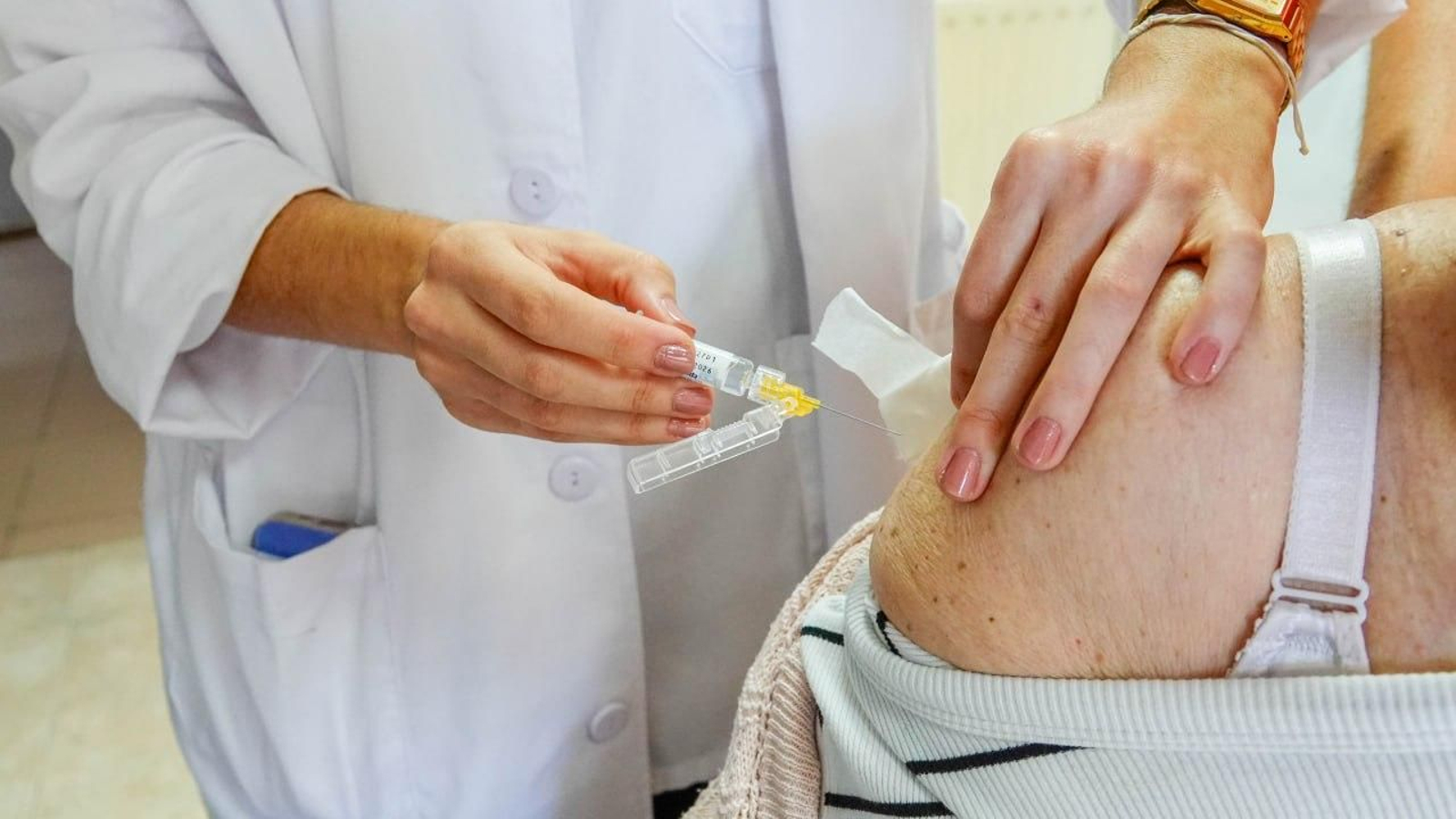 Una mujer recibe la vacuna.