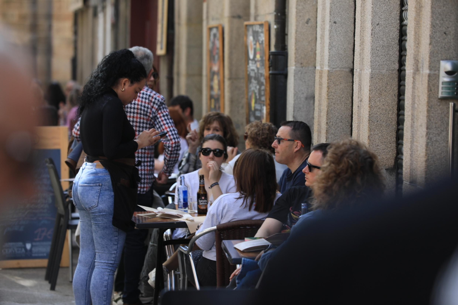 Galería | Los ourensanos salen a la calle y llenan las terrazas por el Día del Padre