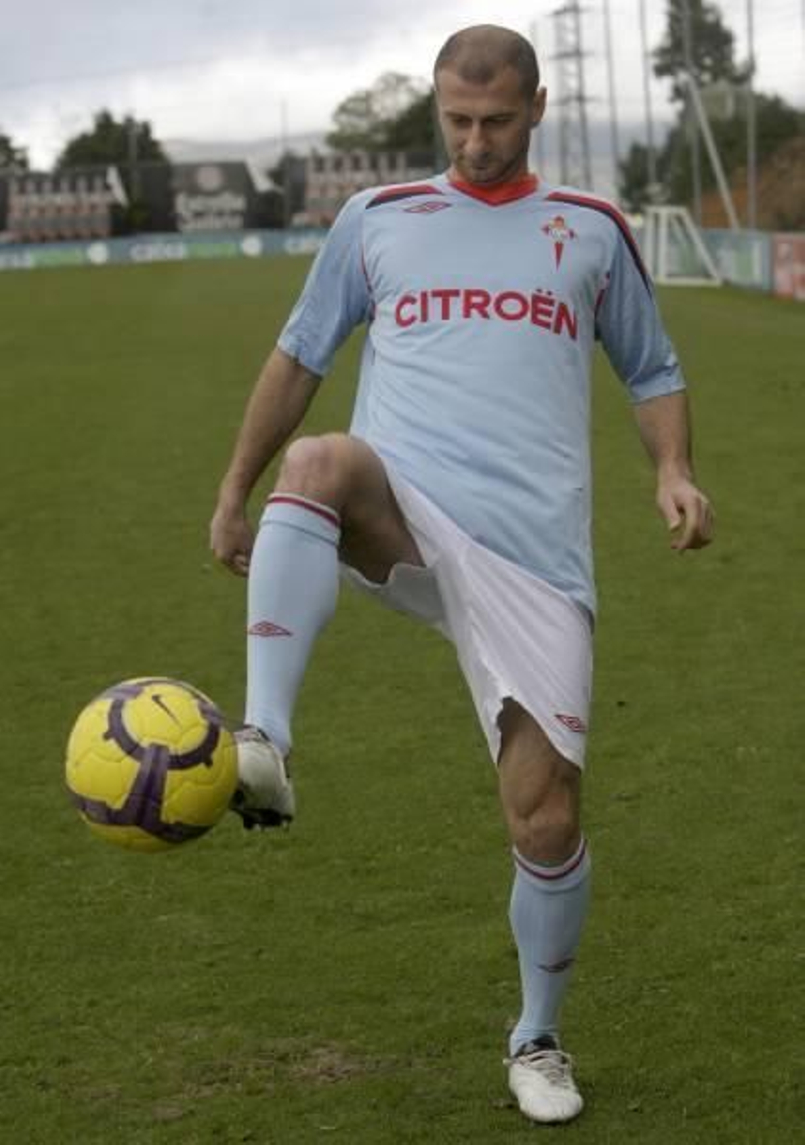 Dimitrios Papadopoulos llega al Celta con la exigencia del gol y apuntando alto: a Primera División. Foto: j.v. landín