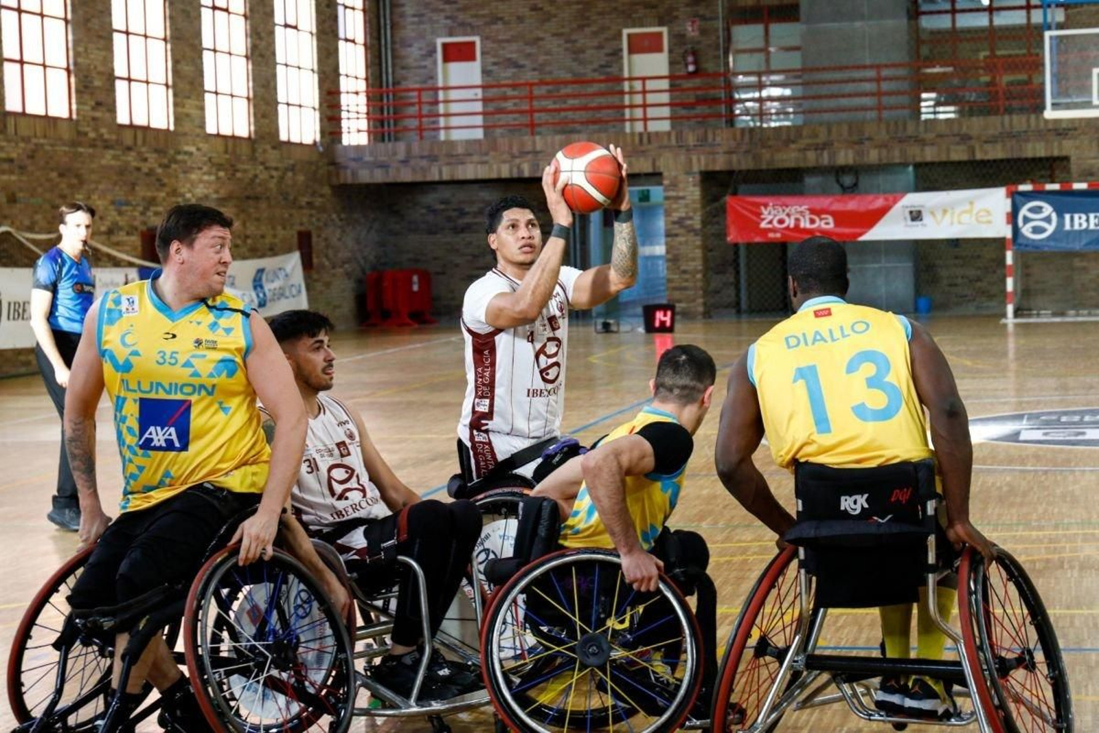 Jeison Betancourt se dispone a lanzar en el último partido de 2023.