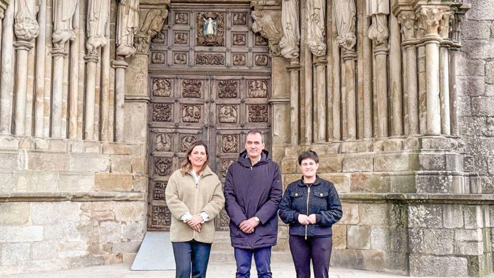 El alcalde de Tui con las representantes de Galicia Suroeste, que subvenciona la instalación.