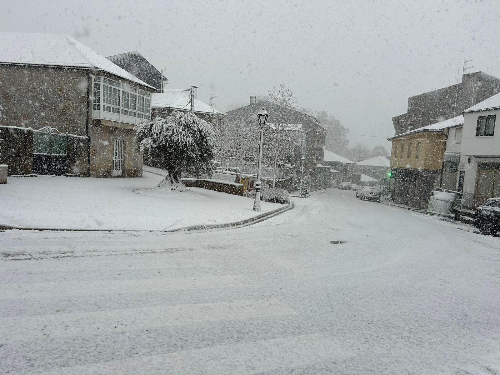 Galería | La borrasca Ingrid y la nieve pintan de blanco la provincia de Ourense, en imágenes