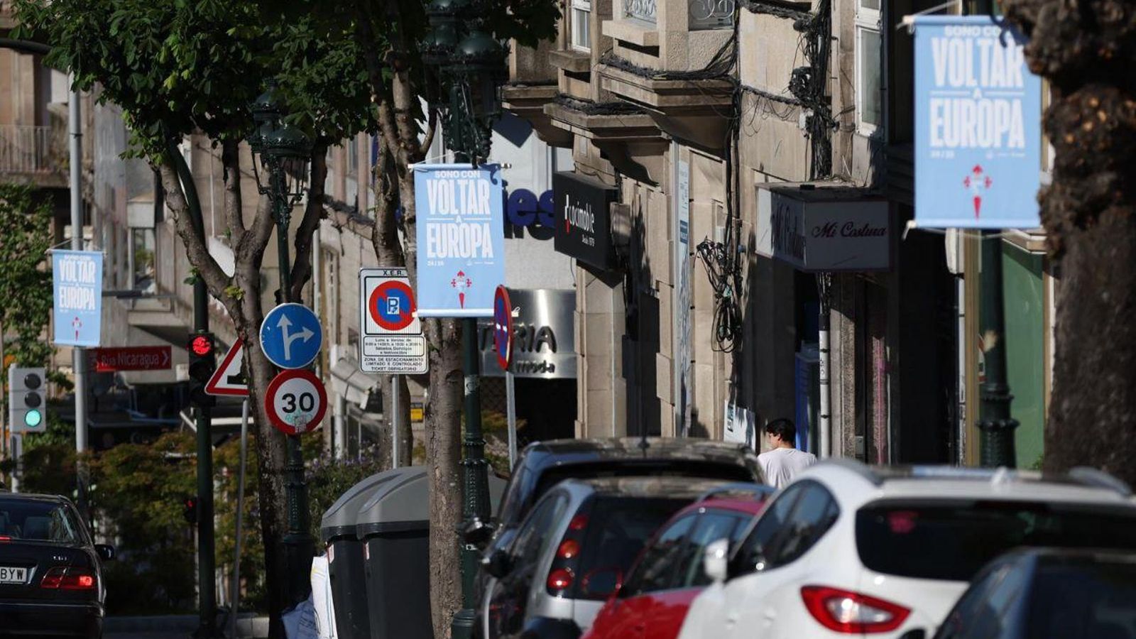 Carteles del Celta por la calle.