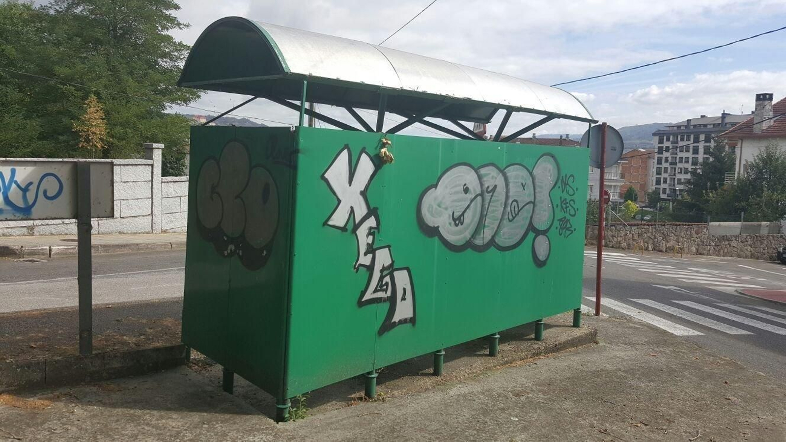 Parada de autobús con pintadas.