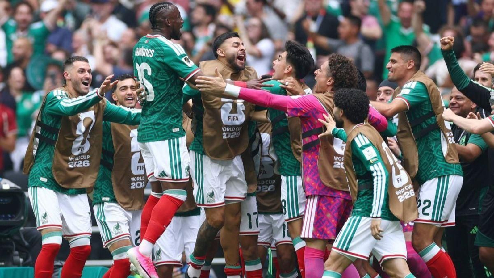 Los jugadores de la selección de México celebran el primer gol que lograron en el partido ante Sudáfrica.