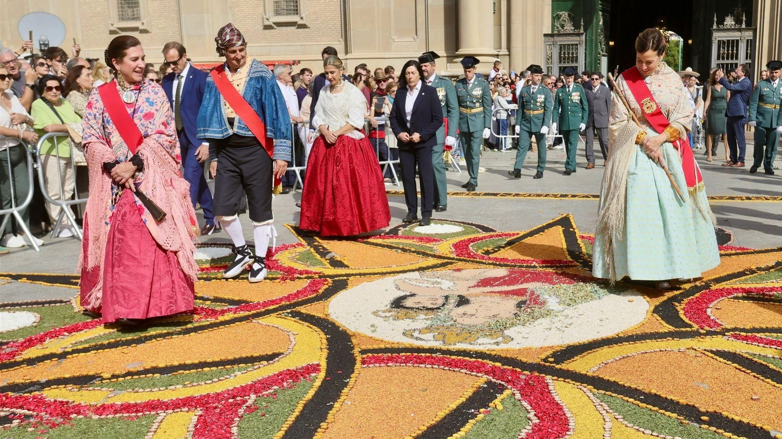 La alcaldesa de Zaragoza, Natalia Chueca, a la derecha, junto a la consejera municipal de Cultura y Turismo, Sara Fernández, a la izquierda, y, al fondo, de blanco y rojo, la ahora vicepresidenta de Aragón, Mar Vaquero, el pasado 12 de octubre.
