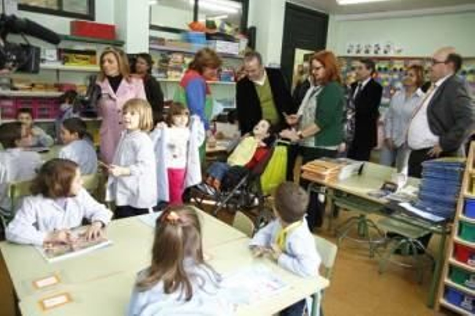 El conselleiro de Educación charló con muchos de los alumnos del centro educativo. foto: landin.